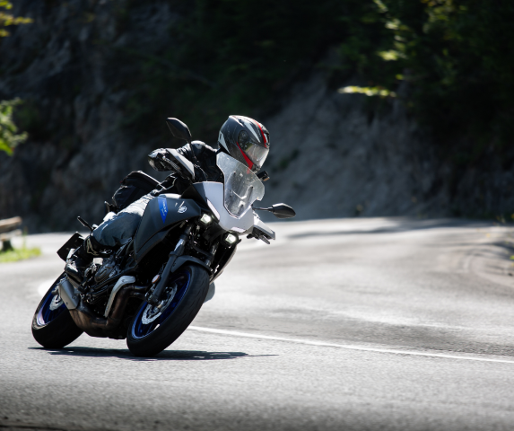 Aceite para moto; un hombre andando sobre carretera